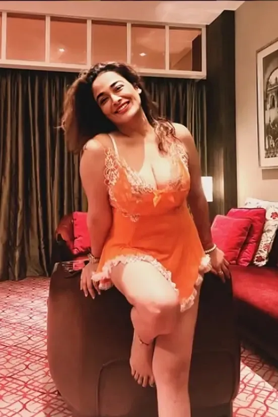 Chubby Instagram Models Kiran Rathore Teasing In White Bra And Showing Her Nipples In Private Clip