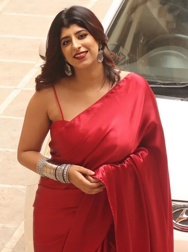 Famous Fashion Influencer Muskan Thakurani Taking Off Her Top In Front Of Her Assistant Exclusive Clip