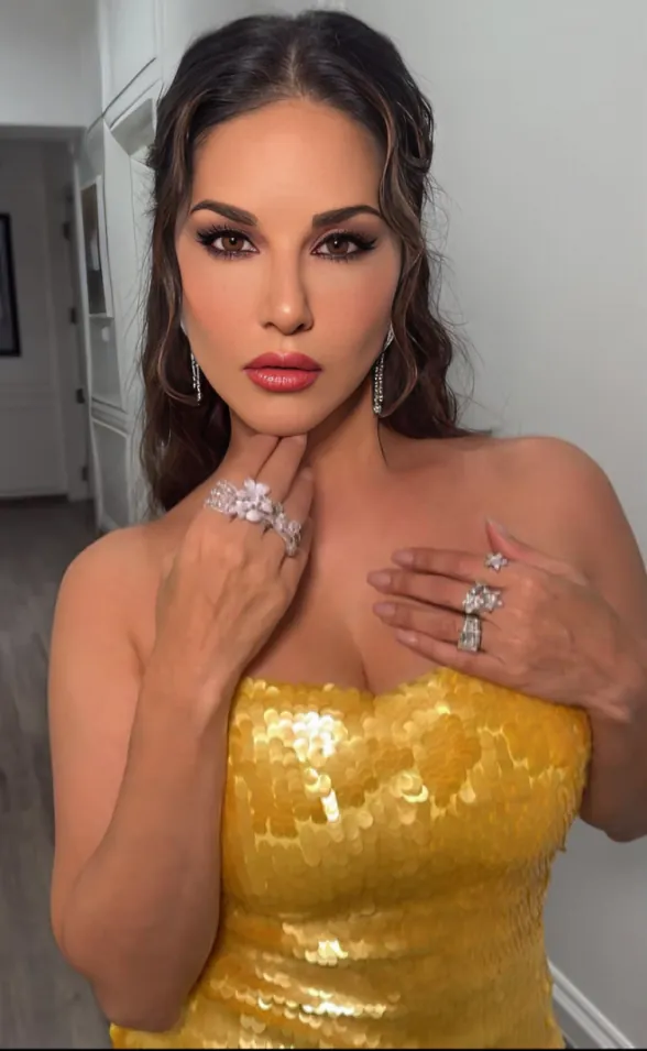 Famous Hottest Ex Pornstar Sunny Leone Exclusive 18 years Teenage Only Fully Nude Photos Compilation