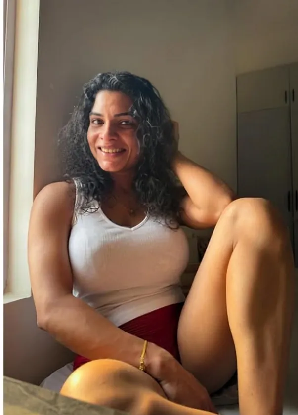 Famous insta model Resmi Nair’s Hairy Pussy Pee Show Horny Moves and Wet Action