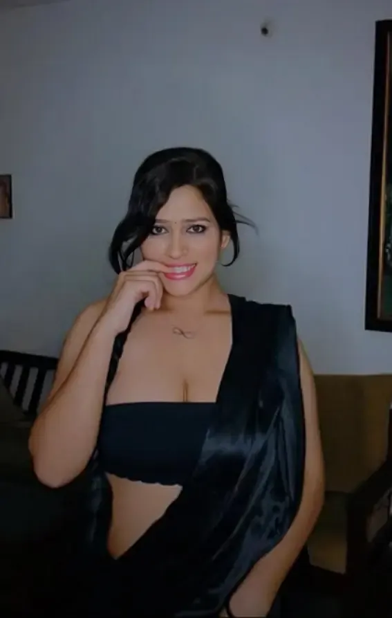 Famous instagram model Ankita Singh aka Duskybae showing her boobs and press them