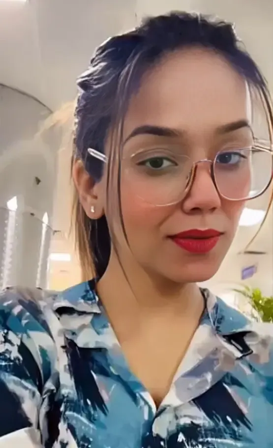 Horny Beautiful Desi Girl Showing Her Boobs and Her Hairy Pussy private leaked clip