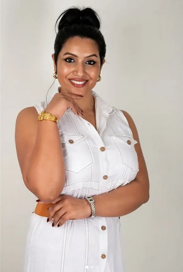 Horny Desi Milf Maya Aka The Doe Eyed Gurl Sexy Photoshoot With Slight Nip Slip Clip