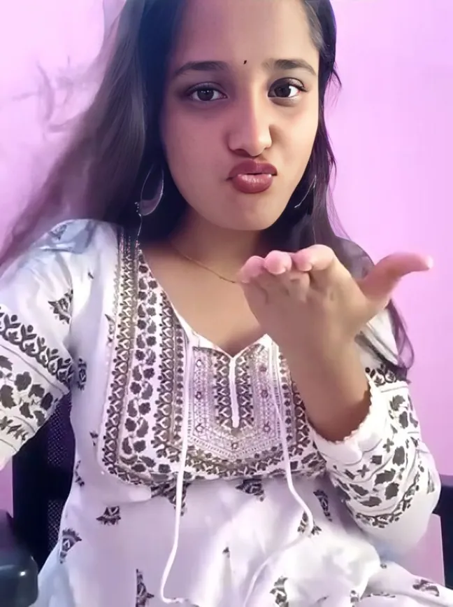 Horny Gorgeous Desi Girl Showing Her Big Boobs And Hairy Pussy With Horny Moves On Live Webcam Show