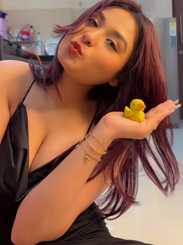 Horny Sexy Model evequinn Teasing In Black Lingrie Showing Her Boobs And Rubbing Her Pussy With Horny Moves