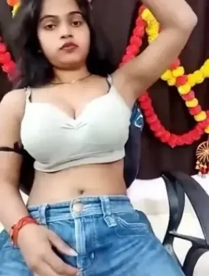 Husan Malika Flashes Her Boobs and Pussy on Private StripChat