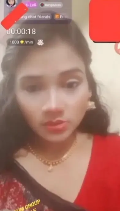 Queen from Bangladesh Flashes Boobs, Pussy, and Ass on Chamet Live