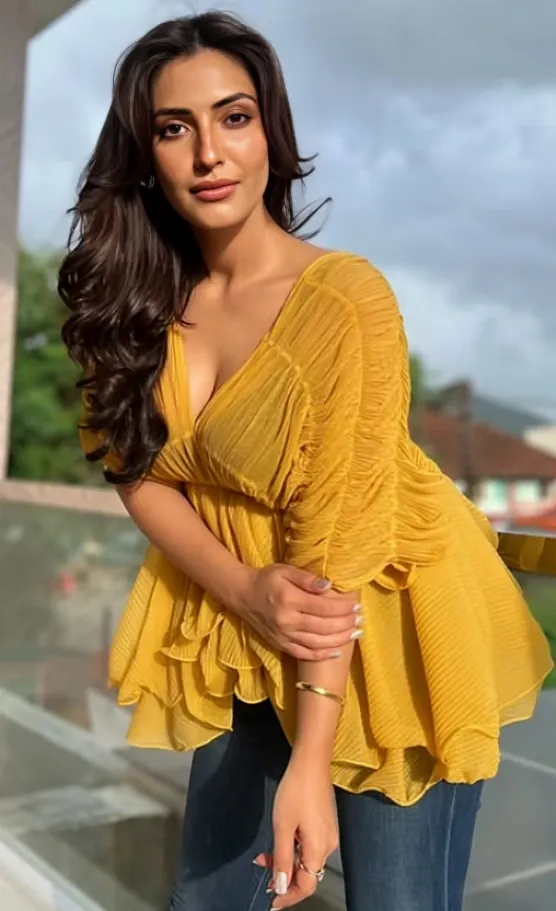 Sexy Horny Babe Shivangi Verma Teasing In Black Sea Trough Bra And Show Her Nipple And Horny Moves