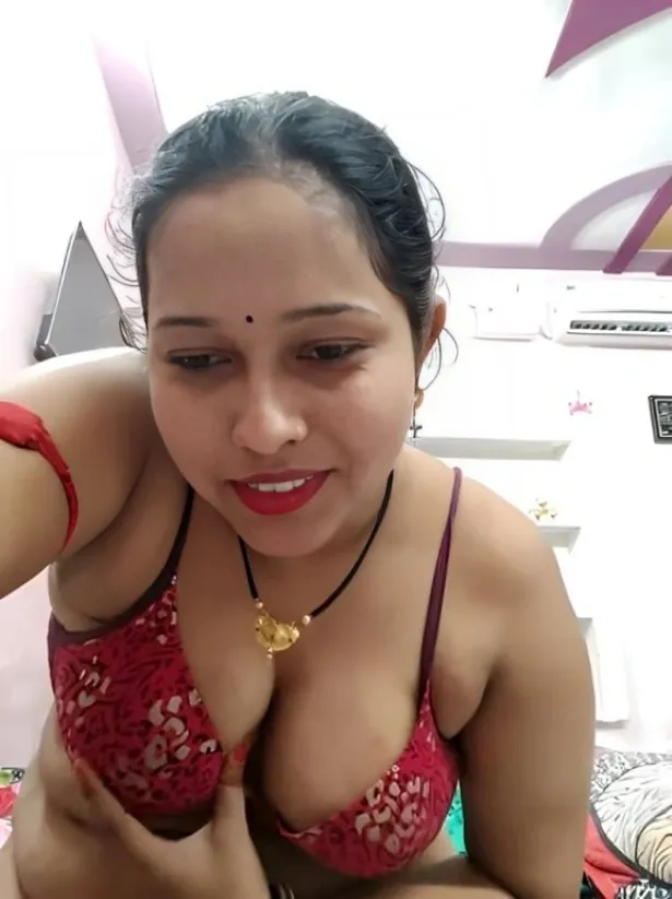 Superbusty Indian Chubby Bhabhi Gives Nude Show Live See Her Big Boobs and Curves