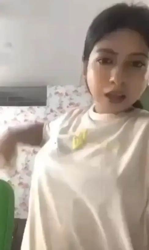 Virgin Bengali GF Fingers Herself, Shows Off Nude Boobs & Pussy