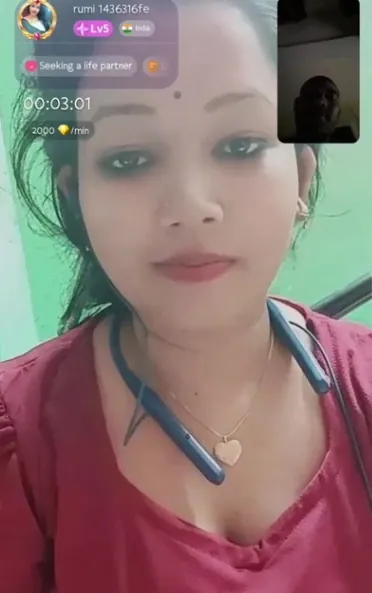 Bengali Beauty Flashes Her Boobs & Fingers Her Pussy for Her Lover