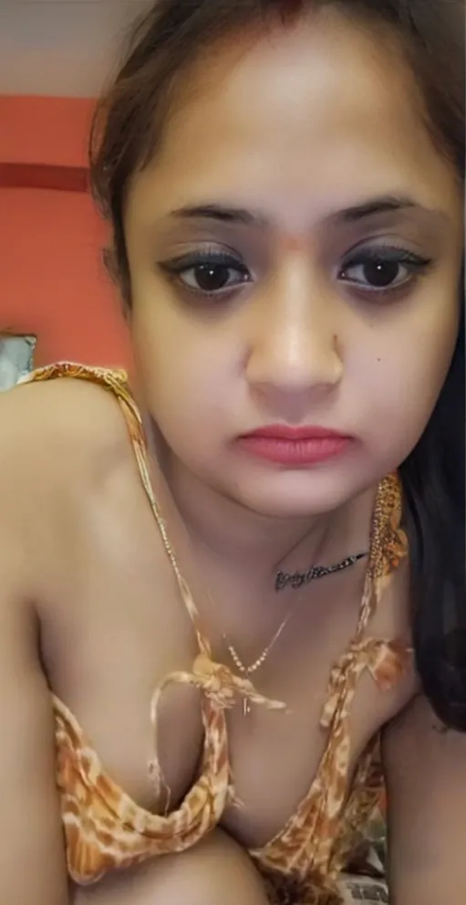 Bengali Bhabhi Deep Cleavage Tease Showing Her Massive Boobs