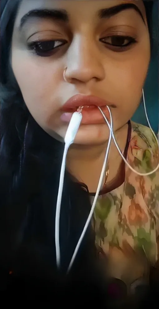 Chubby Indian Babe Nude Video Flashes Massive Boobs by Lifting Her Top