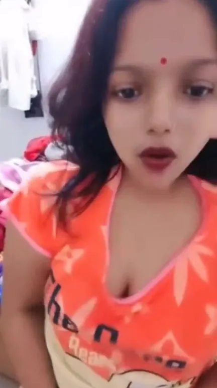 Desi Bhabhi Goes Wild on Tango Live Stripping Full Nude & Fingering Her Wet Pussy!