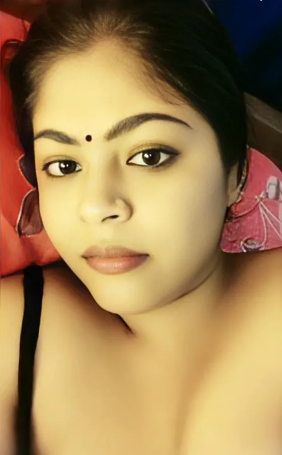 Desi Bhabhi Live on Tango Showing Her Boobs and Finger-Fucking