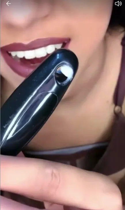 Desi GF Fingers Pussy & Masturbates with Hair Brush Live on Cam – So Fucking Hot!