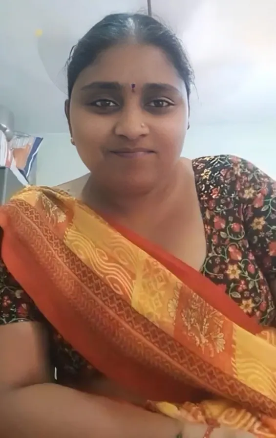 Desi Mature Aunty Flashes Her Huge Boobs and Wet Pussy on Live Cam