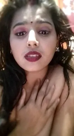 Horny Bhabhi Fully Nude on Live Videocall Fingering Her Wet Pussy