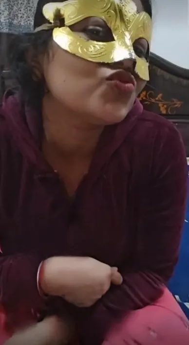 Horny Indian Milf Strips Fully Nude on Tango Live Cam and Fingers Her Wet Pussy