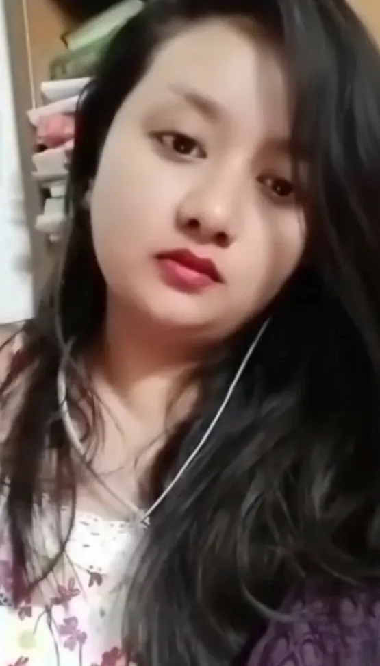 Hot Bengali Girl Flashing Her Big Boobs on Chamet Live Show