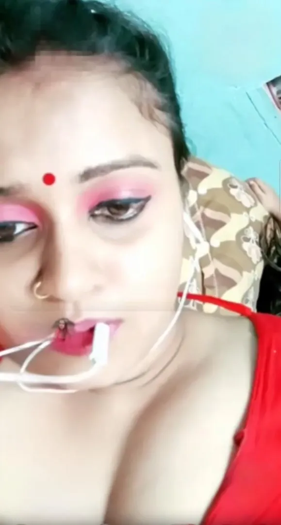 Hot Desi Bhabhi Gets Fully Nude, Presses Her Big Boobs And Rubs Her Wet Pussy