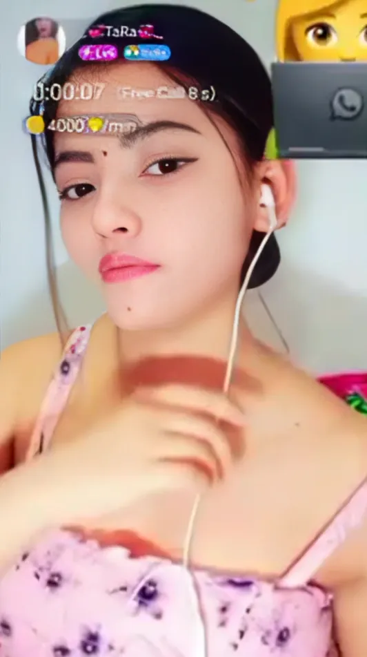 Hot Girl Flashes Her Boobs to Boyfriend on Video Call