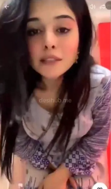 Insta Beauty Going Pantyless on Tango Live — Teasing with Pussy Rubbing & ASS Slapping