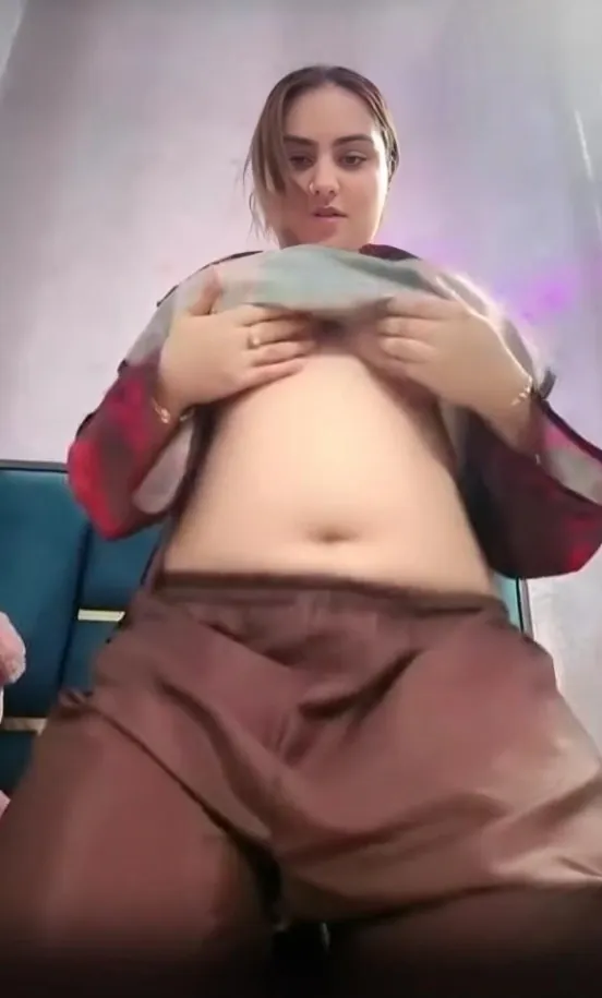 Pakistani Hottie Big Boobs Tease Showing Underboobs