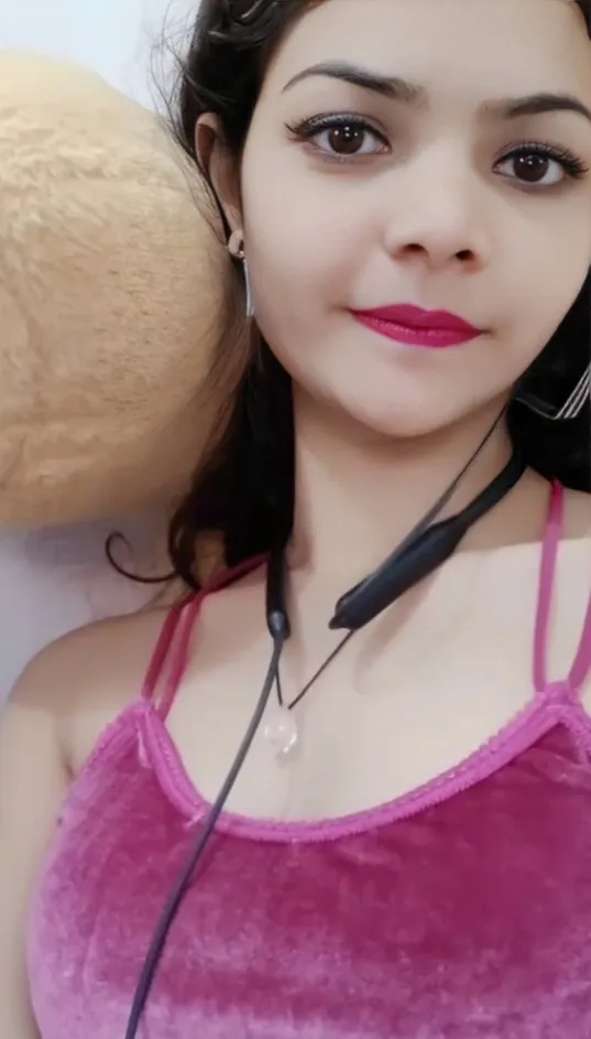 Pinky Teasing Fans on Chamet Live Deep Cleavage