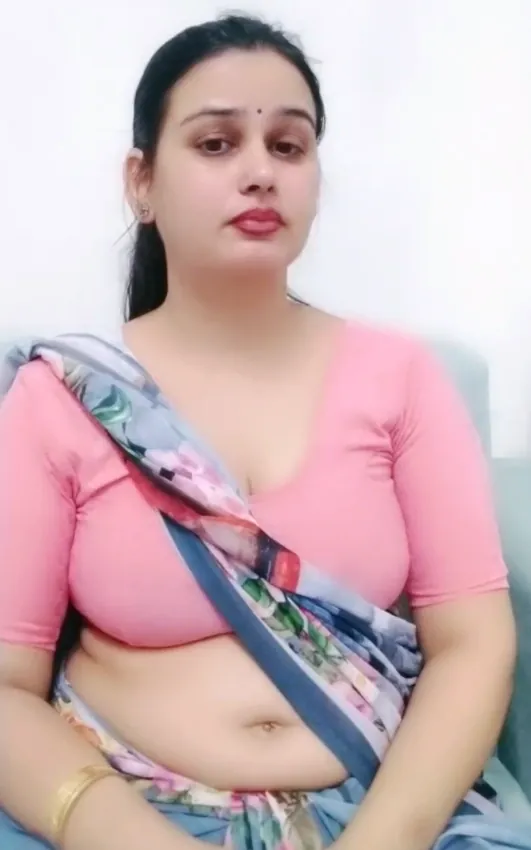 Sexy Desi Bhabhi Live Saree Navel Teasing Show