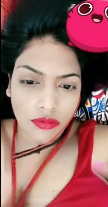 Sexy Momo Bhabhi Goes Topless in Live Chamet Show Shwoing Her Big Boobs on Bed