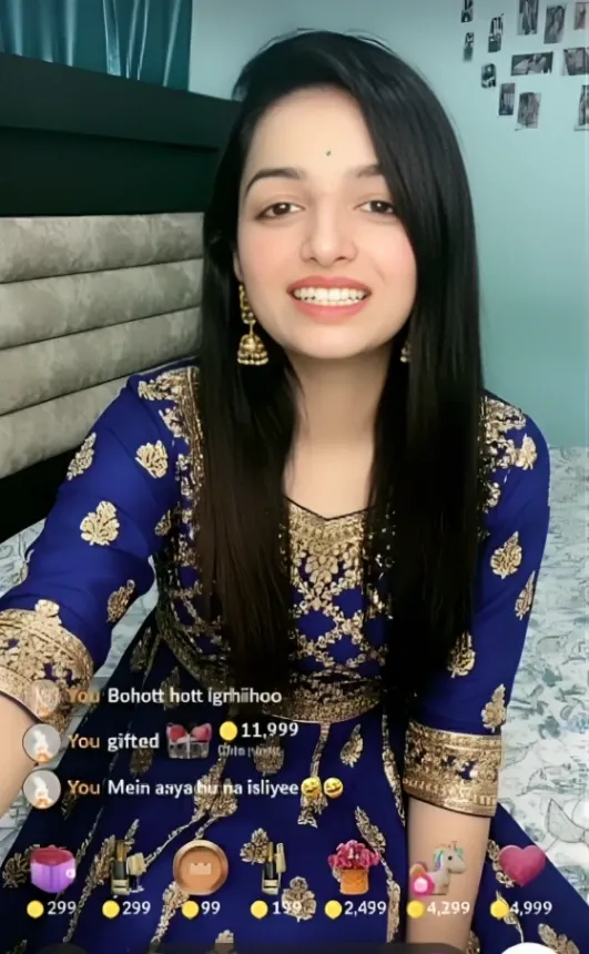 Simran Instagram Influencer Nude Tango Live Video Teasing and Showing Big Boobs with Cute Facial Expressions