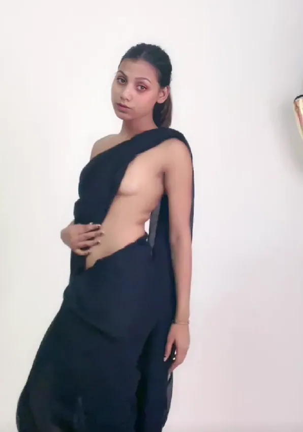 Sizzling Chick Shakes Her Ass On 121 Live – Full Striptease & Face Reveal