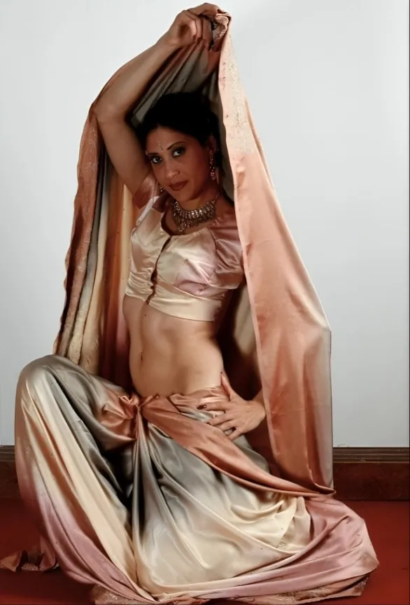 Slim Desi Model Kamki Strips Naked from Saree in Hot Photoshoot