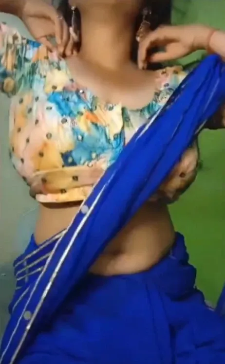 South Indian Bhabhi Strips Out of Saree Revealing Huge Boobs Topless