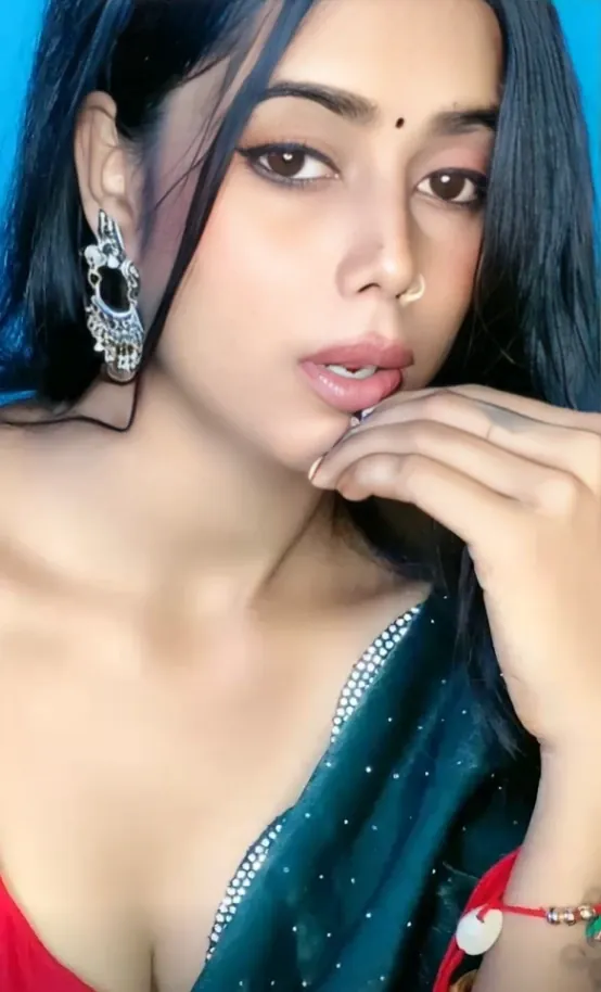 Super Hot Desi Girlfriend XXX Video Strips Naked in Saree, Shows Hairy Pussy & Fingers it Hard