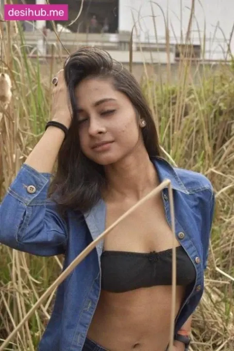 Super Hot Indian Babe Nude Topless Photoshoot in Open Fields Leaked Pics