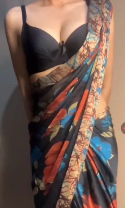 WhatsApp Cam Girl Stripping Her Saree Playing With Her Tits & Fingering Her Pussy Until She Cums