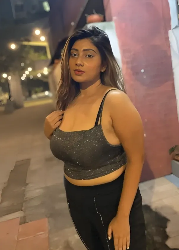 Hot Insta Model Fariha Priyam Completely Topless Nude Photoshoot Video Huge Boobs Hanging