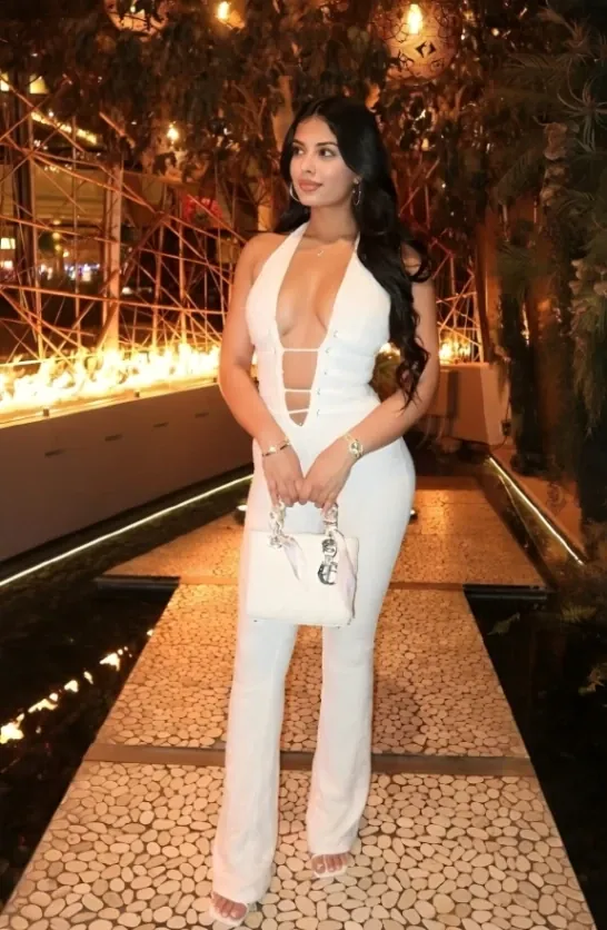 Gorgeous NRI Babe Flashing Big Boobs to Fans Live on Cam