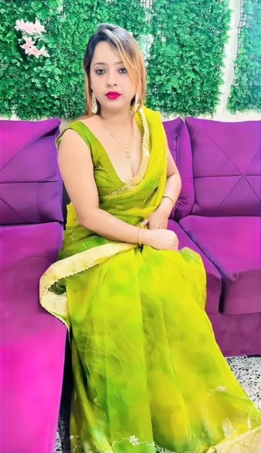 Horny Desi Model Fully Nude in Hotel Corridor Gives Blowjob in Elevator