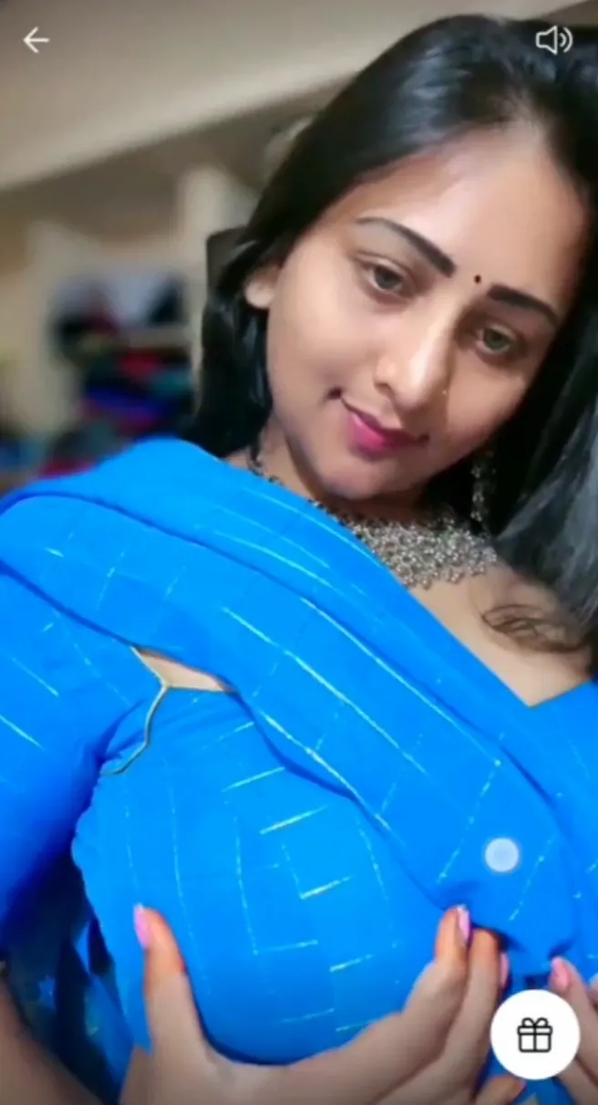 Hot Bhabhi Drops Saree Pallu To Tease Her Big Boobs Over Blouse
