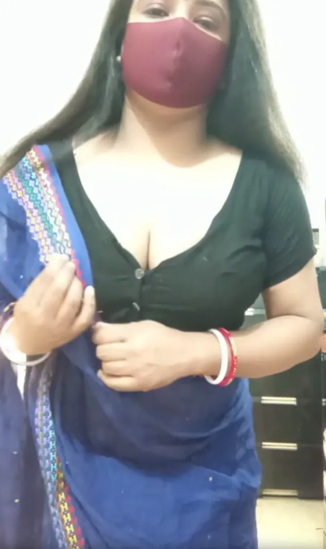 Sexy Bhabhi in Saree Pressing Her Big Boobs over Her Blouse on Live Cam Show