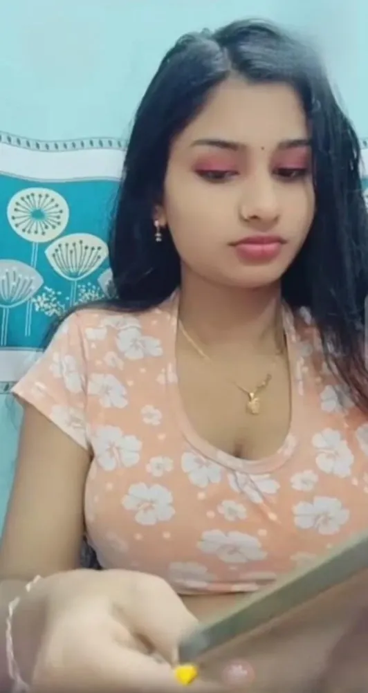 Sexy Indian Girlfriend Strips Fully Nude and Masturbates Her Wet Pussy Leaked MMS