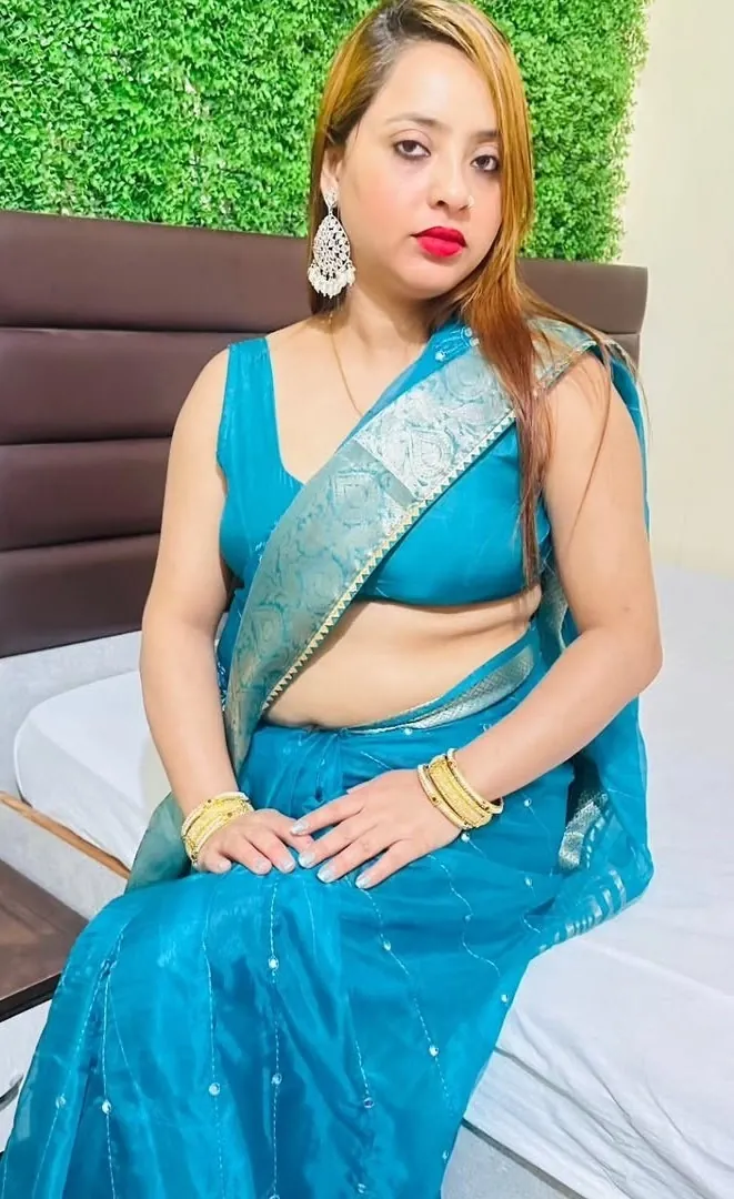 Viral Desi Bhabhi Nude in Corridor Giving Blowjob in Elevator Leaked Sex Video