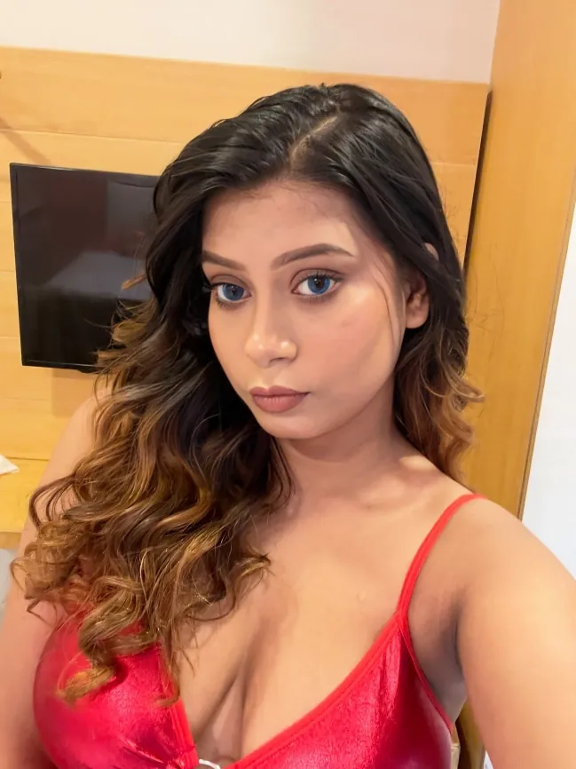 Abby Roy goes fully nude in this Valentine’s Day special sex tape fucking husband hard on bed