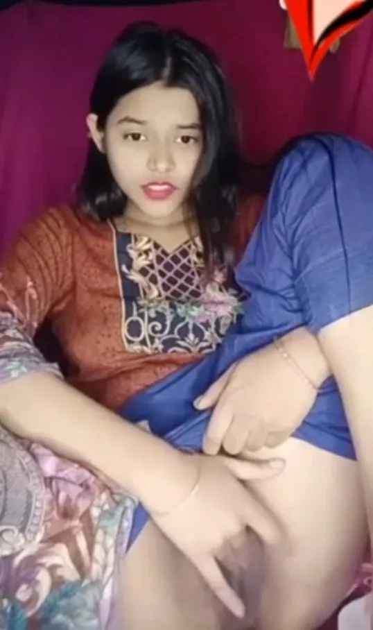 Cute Desi Girlfriend Live Sex Video Call Rubbing Her Shaved Pussy For Boyfriend