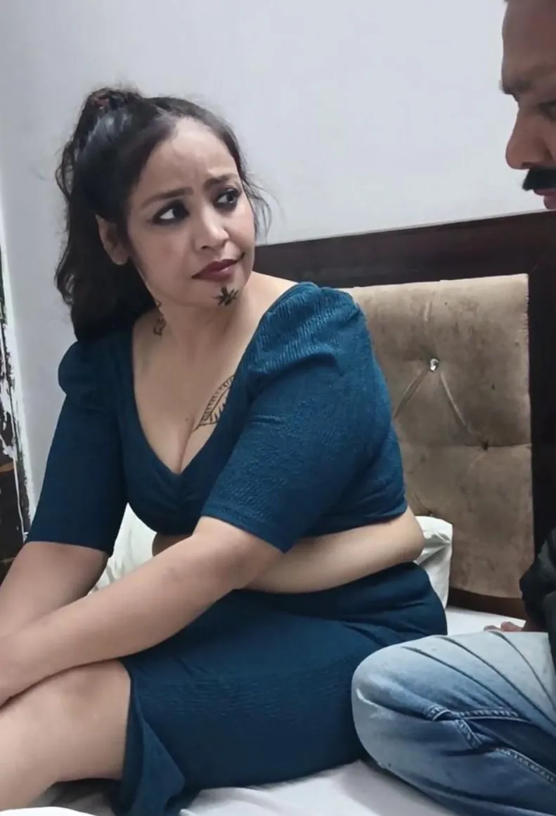 Desi Bhabhi Office Service Fully Nude and Fucked Hard on Bed Alone Couple Sex