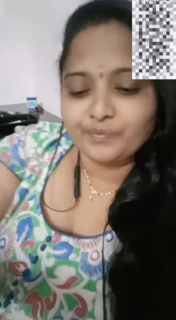 Indian Bhabhi Pulls Nightie Up on Chamet Live to Show Her Big Round Boobs