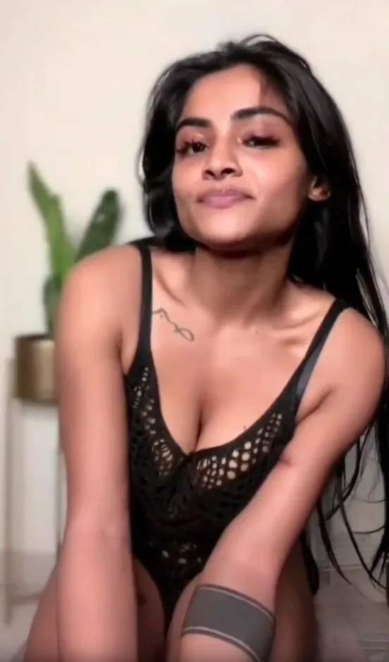 Dusky Tango Live Babe Squeezing Boobs and Showing Areola